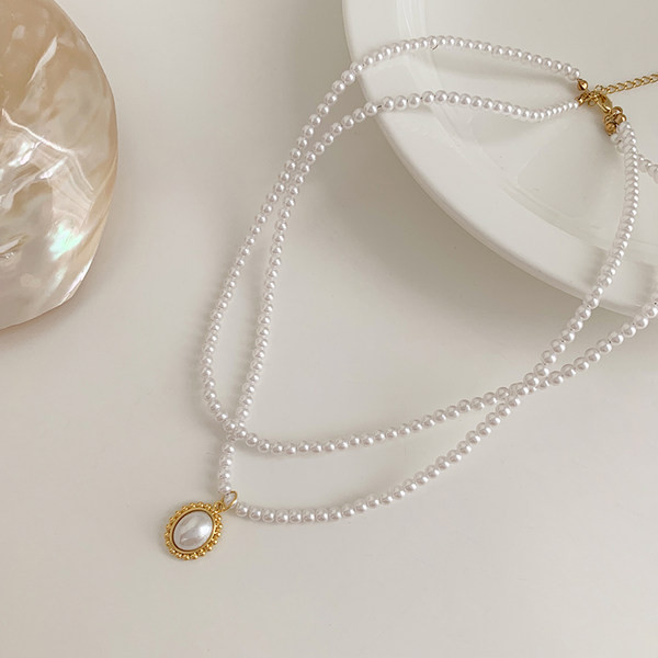 Naiste ripatsiga pärlikee