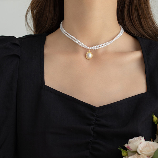 Naiste ripatsiga pärlikee