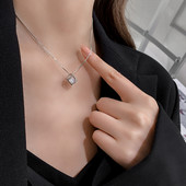 Κολιέ με  μενταγιόν και διακοσμητική πέτρα