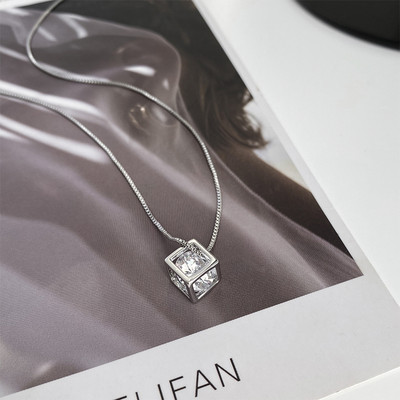 Κολιέ με  μενταγιόν και διακοσμητική πέτρα