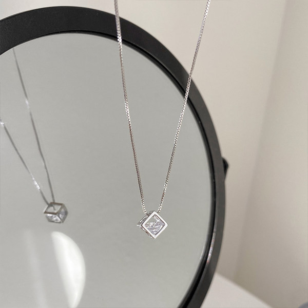 Κολιέ με  μενταγιόν και διακοσμητική πέτρα