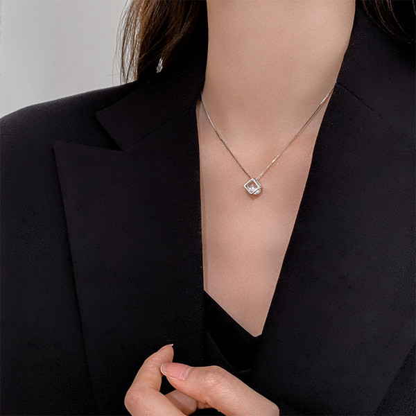 Κολιέ με  μενταγιόν και διακοσμητική πέτρα