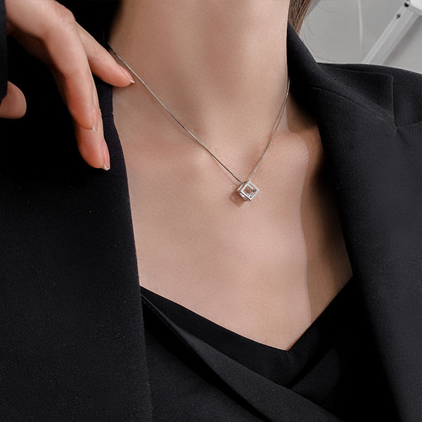 Κολιέ με  μενταγιόν και διακοσμητική πέτρα