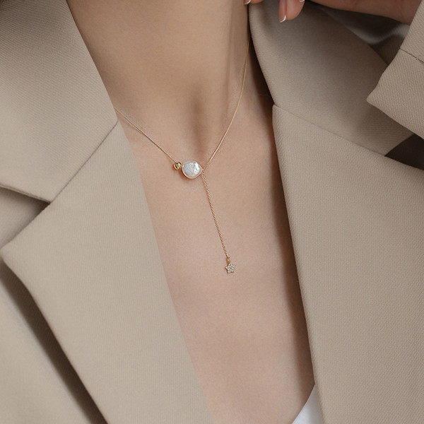 Μοντέρνο γυναικείο λεπτό κολιέ με πέρλα