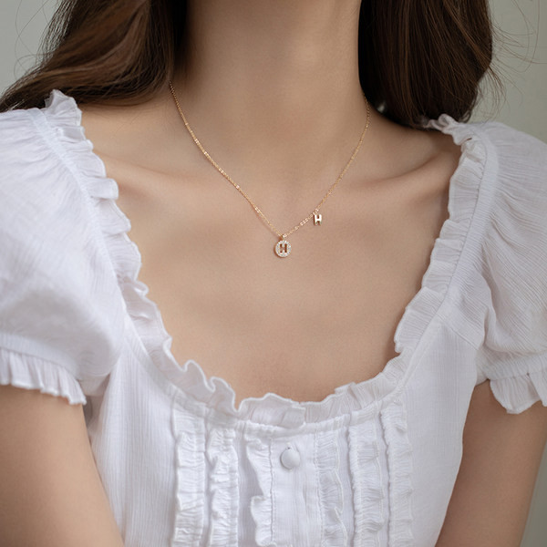 Γυναικείο κολιέ με διακοσμητικές πέτρες και γράμματα