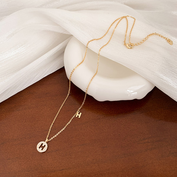 Γυναικείο κολιέ με διακοσμητικές πέτρες και γράμματα