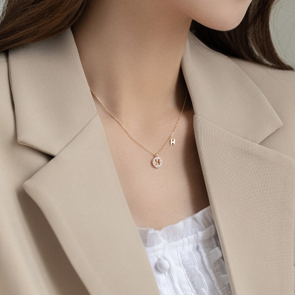 Γυναικείο κολιέ με διακοσμητικές πέτρες και γράμματα