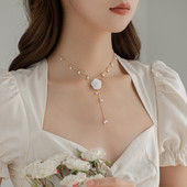 Naiste kaelakee pärlite ja lillega