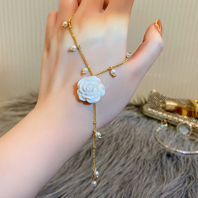 Naiste kaelakee pärlite ja lillega