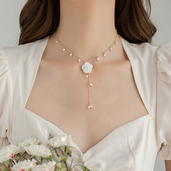 Naiste kaelakee pärlite ja lillega