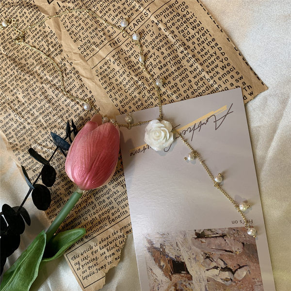 Naiste kaelakee pärlite ja lillega