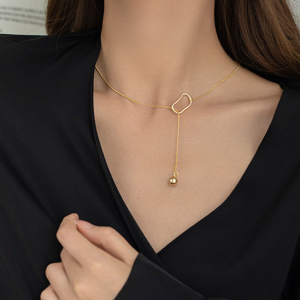 Μοντέρνο γυναικείο κολιέ με μενταγιόν