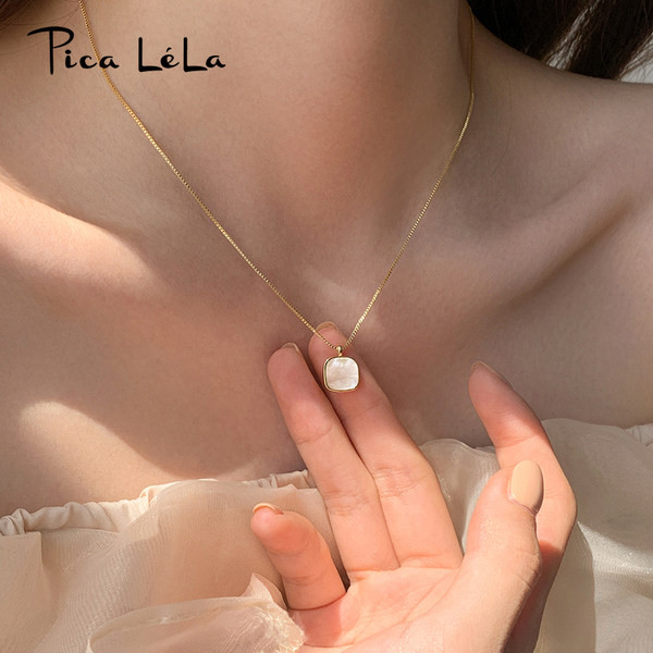 Nježna ženska ogrlica s privjeskom