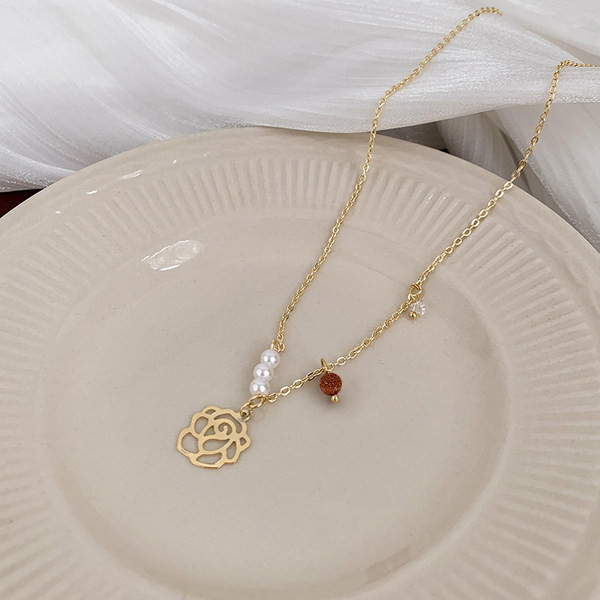 Nježna ženska ogrlica s biserima i cvijetom