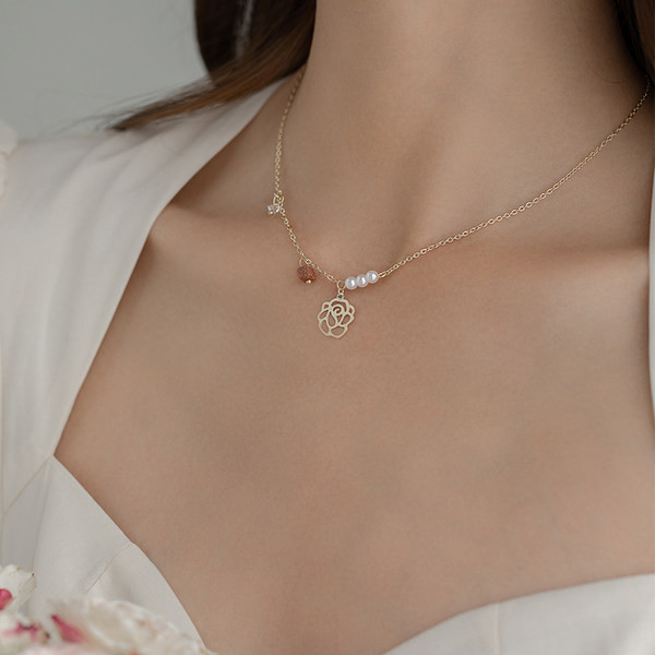 Nježna ženska ogrlica s biserima i cvijetom