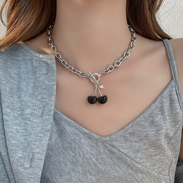 Ženska ogrlica sa privjeskom