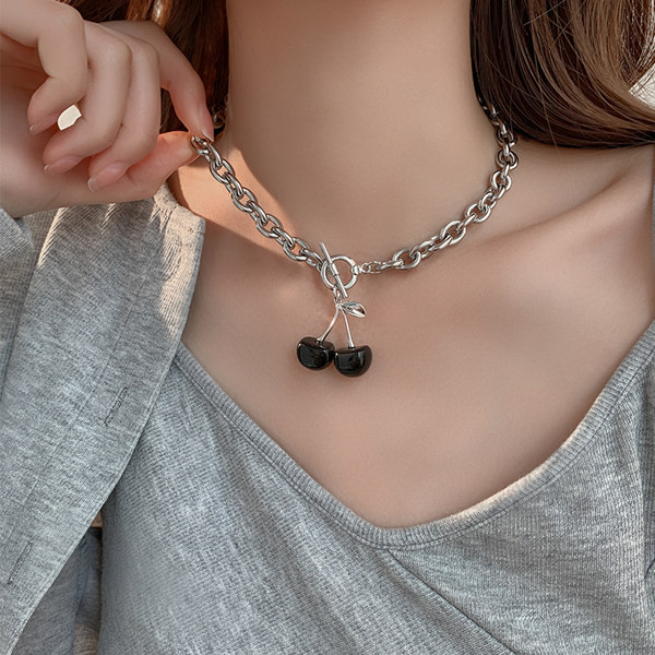 Ženska ogrlica sa privjeskom