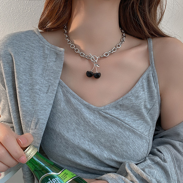 Ženska ogrlica sa privjeskom