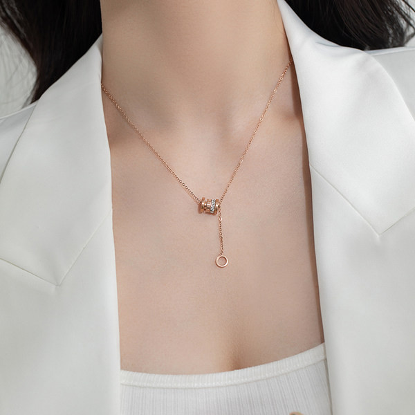 Γυναικείο μοντέρνο κολιέ με διακοσμητικές πέτρες