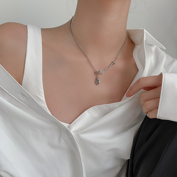 Ženska srebrna ogrlica sa privjescima