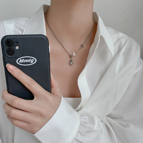 Ženska srebrna ogrlica sa privjescima