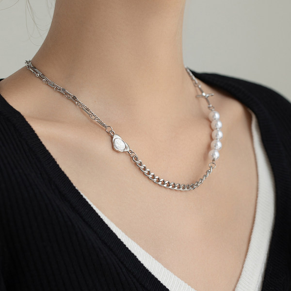 Καθημερινή γυναικεία αλυσίδα με πέρλες - ασημί χρώμα