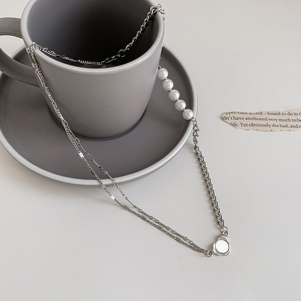 Καθημερινή γυναικεία αλυσίδα με πέρλες - ασημί χρώμα