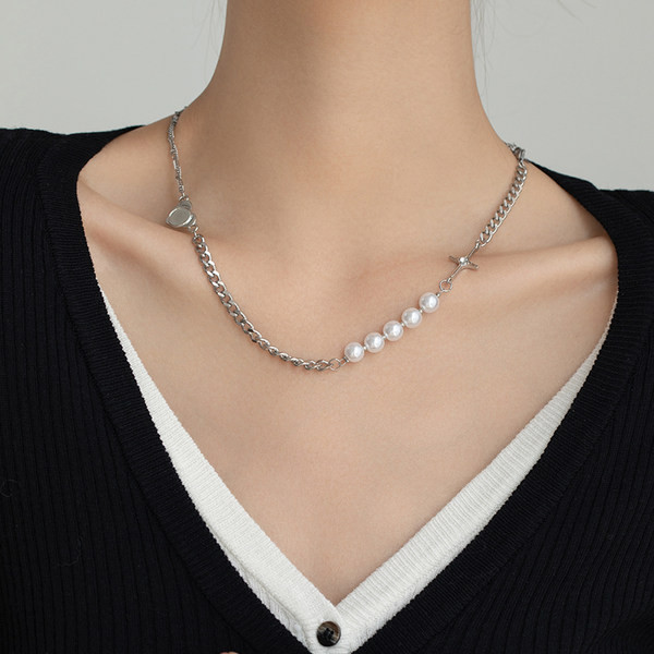 Καθημερινή γυναικεία αλυσίδα με πέρλες - ασημί χρώμα