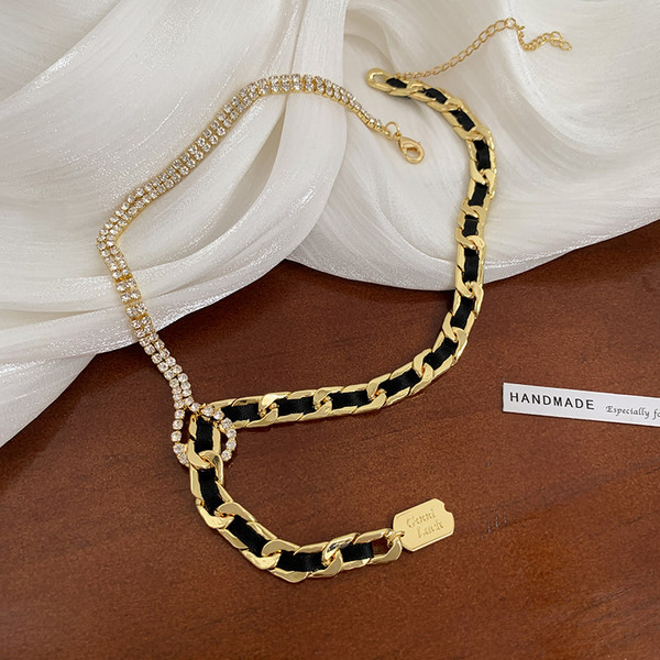 Γυναικείο  κολιέ με διακοσμητικές πέτρες