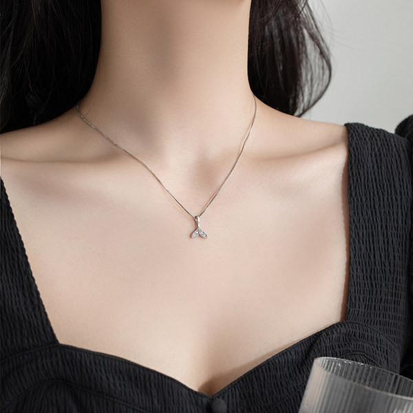 Γυναικείο καθημερινό κολιέ με μενταγιόν και πέτρες