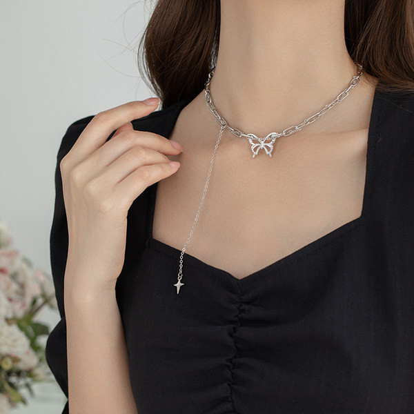 Μοντέρνο γυναικείο κολιέ με διακόσμηση πεταλούδας