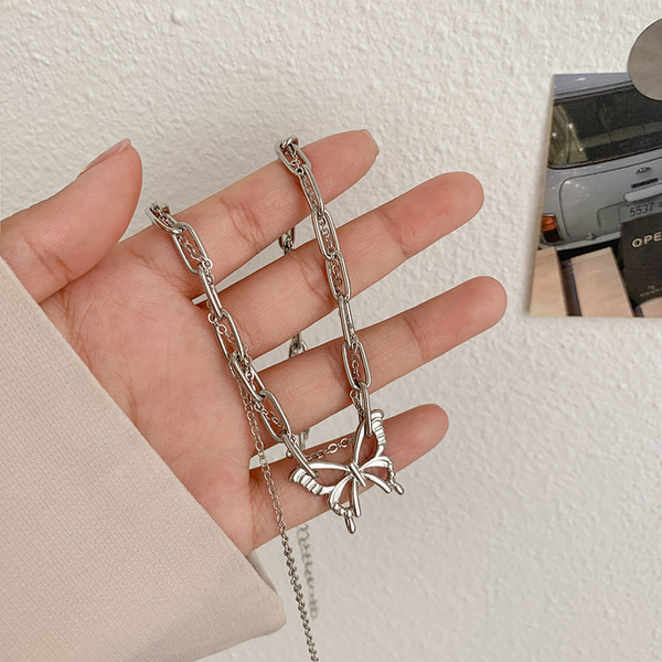 Μοντέρνο γυναικείο κολιέ με διακόσμηση πεταλούδας