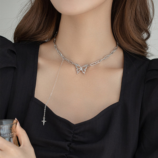Μοντέρνο γυναικείο κολιέ με διακόσμηση πεταλούδας