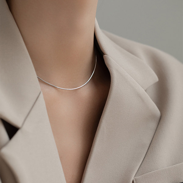 Μοντέλο απλής ασημί αλυσίδας