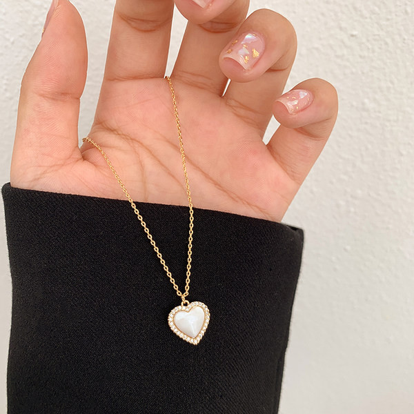 Moodne naiste kett südameripatsiga - kuldset värvi