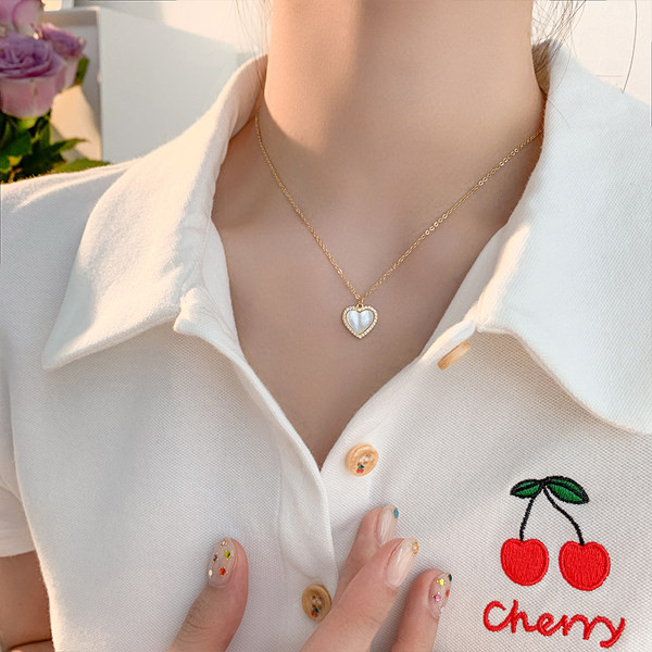 Moodne naiste kett südameripatsiga - kuldset värvi