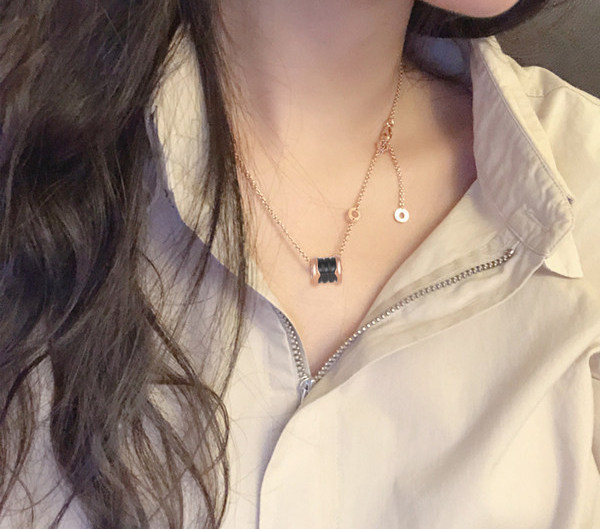 Μοντέρνο γυναικείο κολιέ με μενταγιόν