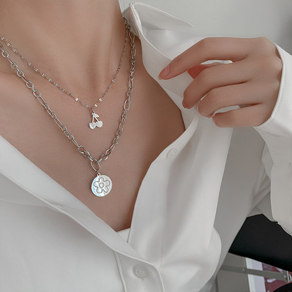 Διπλό γυναικείο κολιέ με μενταγιόν