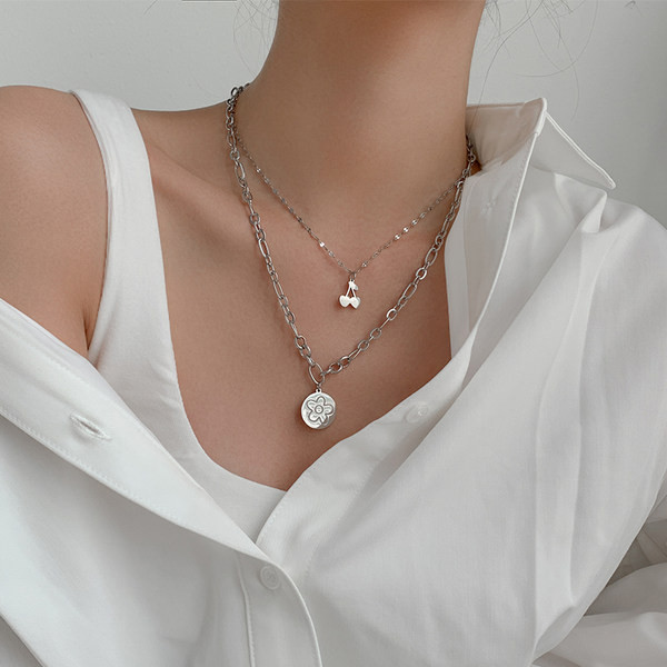 Διπλό γυναικείο κολιέ με μενταγιόν