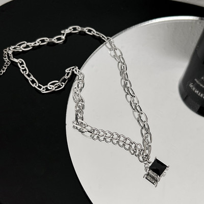 Ασημένια αλυσίδα με μενταγιόν από μαύρη πέτρα