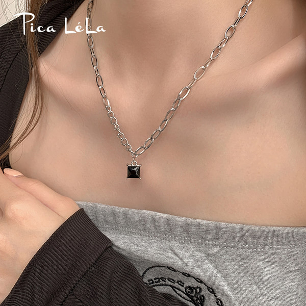 Ασημένια αλυσίδα με μενταγιόν από μαύρη πέτρα