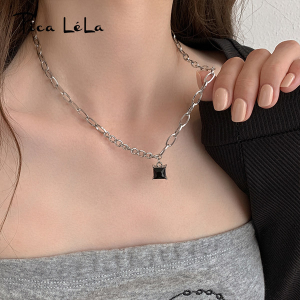 Ασημένια αλυσίδα με μενταγιόν από μαύρη πέτρα