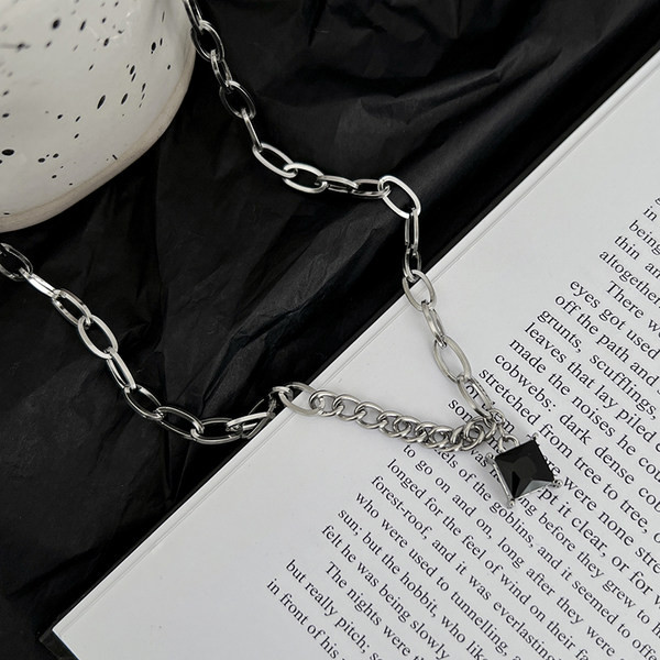 Ασημένια αλυσίδα με μενταγιόν από μαύρη πέτρα