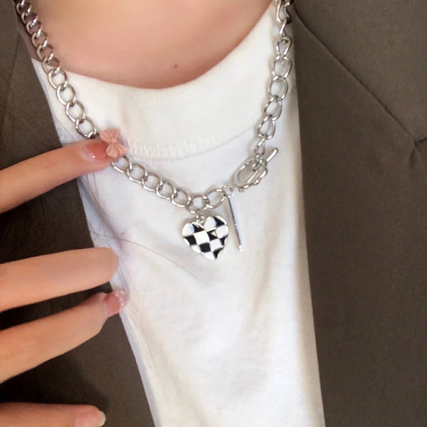 Κολιέ καθημερινό με μενταγιόν καρδιά σε ασημί χρώμα