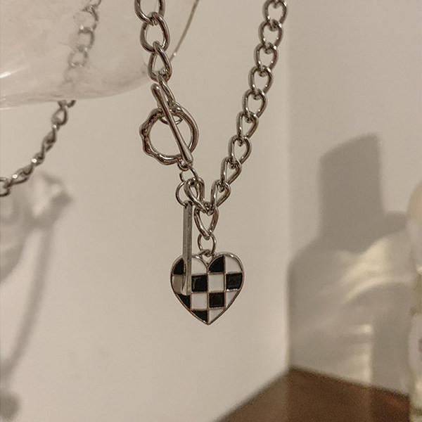 Κολιέ καθημερινό με μενταγιόν καρδιά σε ασημί χρώμα