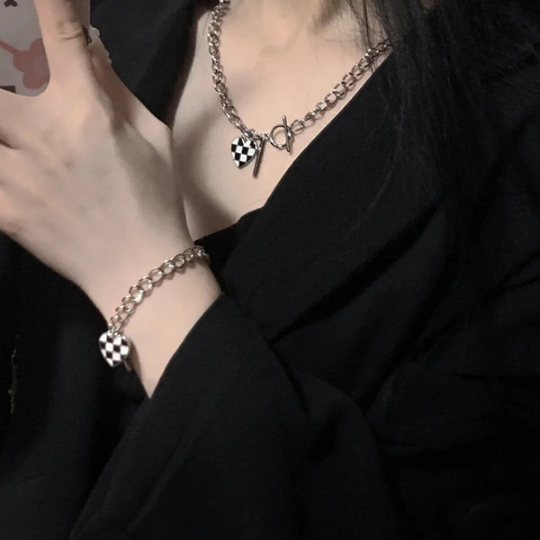 Κολιέ καθημερινό με μενταγιόν καρδιά σε ασημί χρώμα