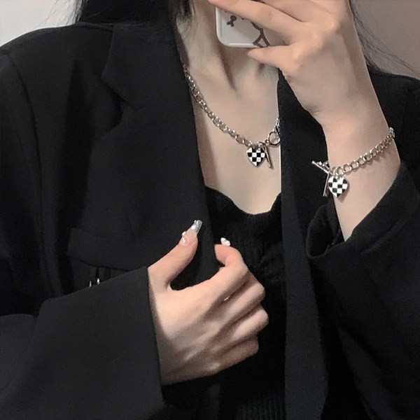 Κολιέ καθημερινό με μενταγιόν καρδιά σε ασημί χρώμα