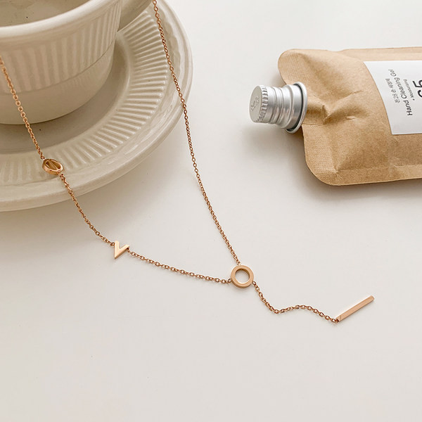 Γυναικείο κολιέ με μενταγιόν και σε χρυσό χρώμα