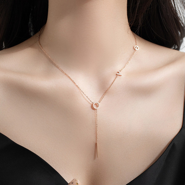 Γυναικείο κολιέ με μενταγιόν και σε χρυσό χρώμα