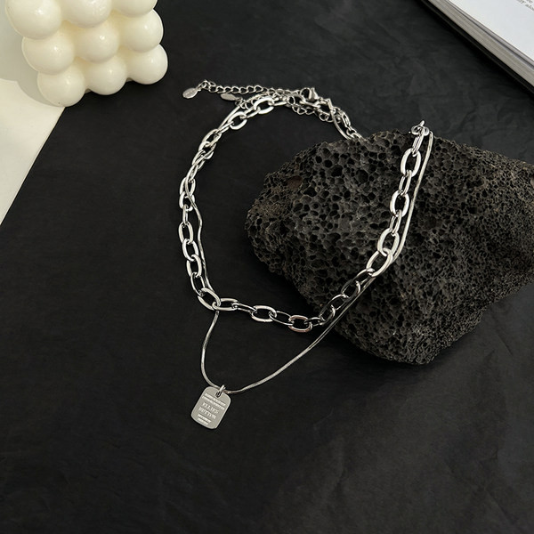 Ženski dvoredni lanac srebrne boje